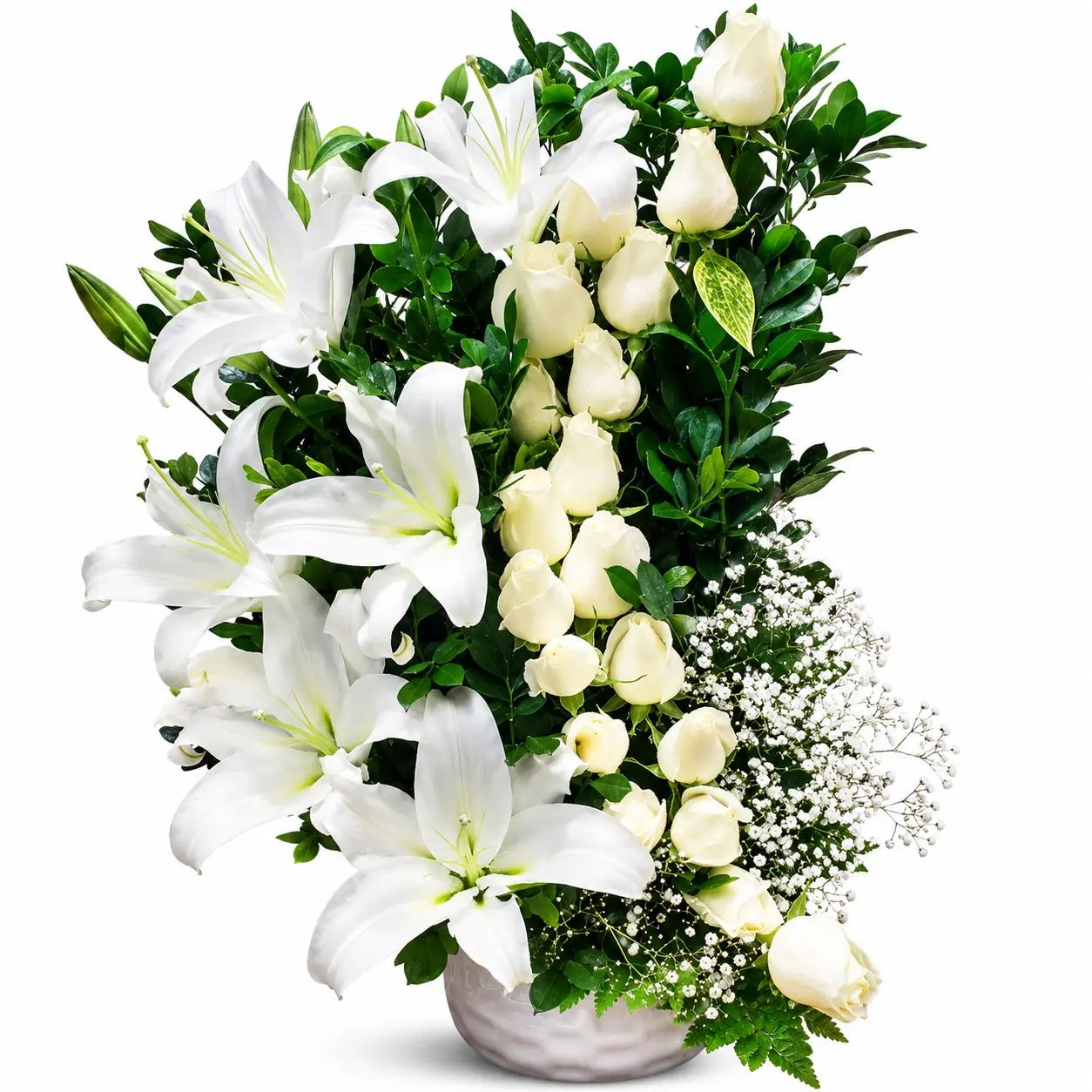 Arreglo floral en base de cerámica blanca con rosas blancas y lirios en forma de media luna para eventos elegante ideal para decoración con entrega en Lima